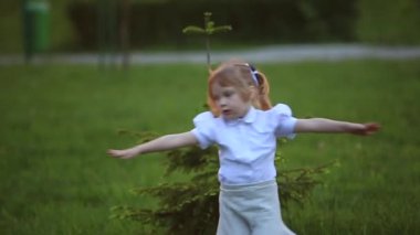 Küçük erkek ve kız çalıştırmak ve yürütmek. Karahindiba patlattılar. günbatımı