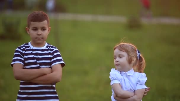 Menino e menina correm e brincam. Eles rebentam com o dente-de-leão. pôr do sol — Vídeo de Stock