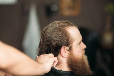 Erkek istemci tarafından kuaför salonu Kuaför saç kesimi elde