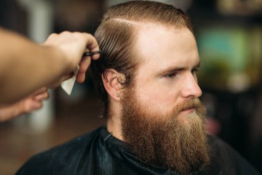 Makas kullanarak Kuaför ve berber dükkanı tarak