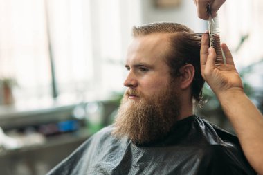 Erkek istemci tarafından kuaför salonu Kuaför saç kesimi elde