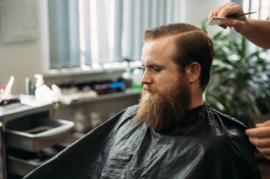 Erkek istemci tarafından kuaför salonu Kuaför saç kesimi elde