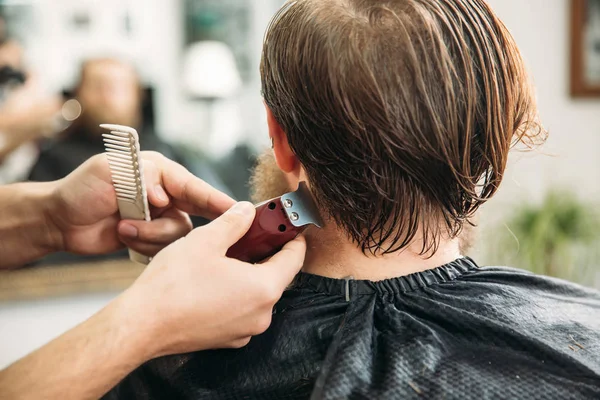 Hombre cliente consiguiendo corte de pelo por peluquería en peluquería — Foto de Stock