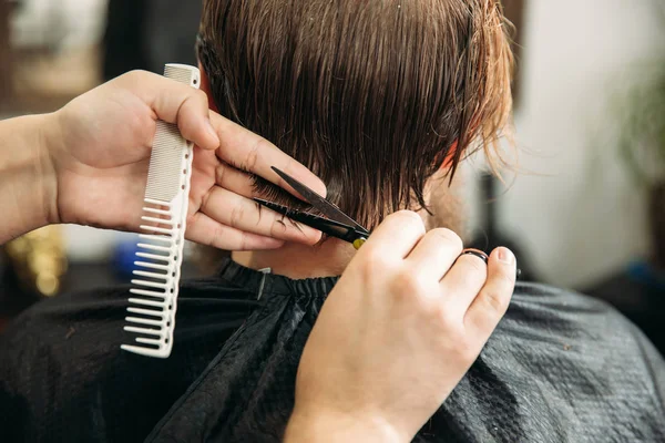 Fryzjer, nożyczkami i grzebień w fryzjera — Zdjęcie stockowe