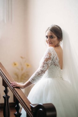 Sevimli gelin evinde bir gelinlik giymiş