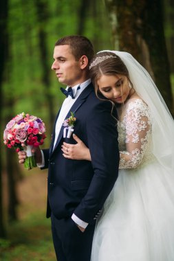 Yeni evliler ormanın ortasında romantik çift