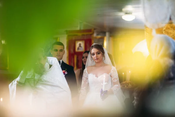 A noiva e o noivo dão um voto de amor na igreja — Fotografia de Stock