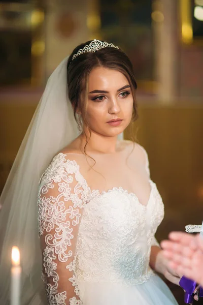 Невеста дает обет любви в церкви — стоковое фото