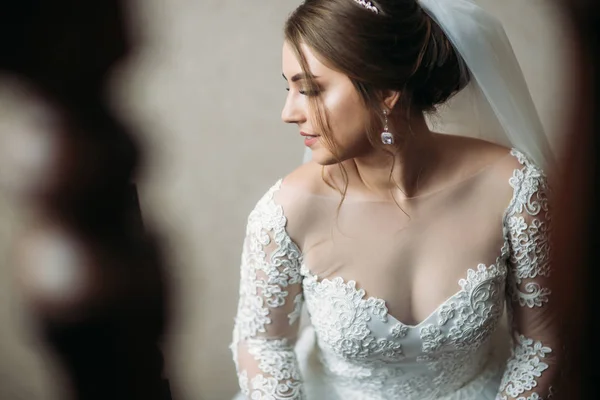 Noiva bonito vestido em casa em um vestido de noiva — Fotografia de Stock