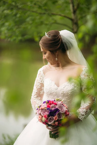 Bela noiva em pakr no dia do casamento — Fotografia de Stock