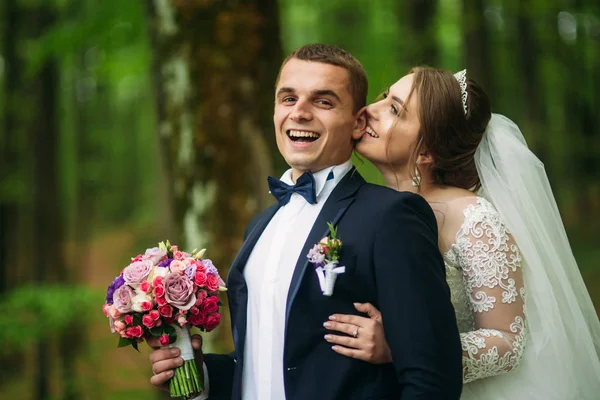 Casal romântico de recém-casados no meio da floresta — Fotografia de Stock