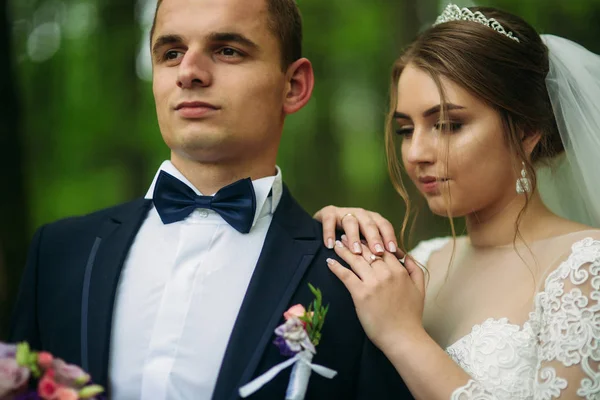 Romantische paar jonggehuwden midden in bos — Stockfoto