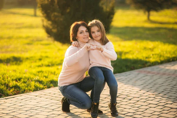 Mom and daughter spend time together. Autumn weather — Stock Photo, Image