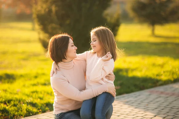 Mom and daughter spend time together. Autumn weather — Stock Photo, Image