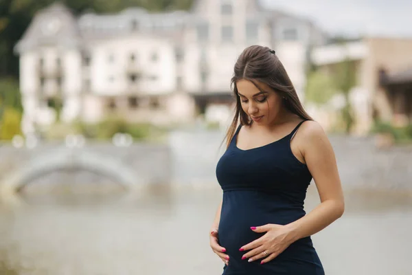 Belle Jeune Femme Enceinte Gaie — Photo