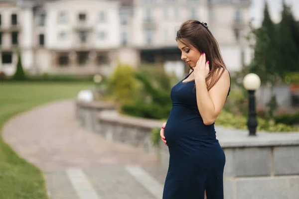 Hermosa mujer embarazada en vestido azul sonrisa y divertirse —  Fotos de Stock