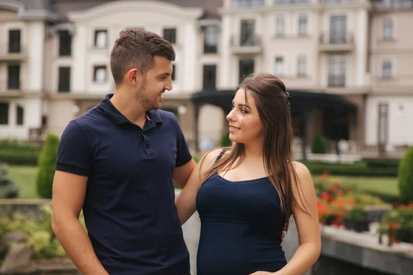 Femme enceinte et son mari s'embrassent et sourient — Photo