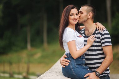 Birlikte vakit aşık genç çift büyük eski bridge yakınındaki