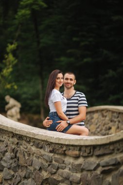 Birlikte vakit aşık genç çift büyük eski bridge yakınındaki