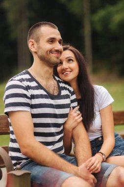 Bir adam ve bir kız birbirlerine bankta oturur ve romantik bir atmosfer keyfini çıkarın