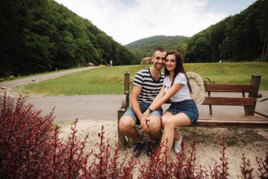 Bir adam ve bir kız birbirlerine bankta oturur ve romantik bir atmosfer keyfini çıkarın