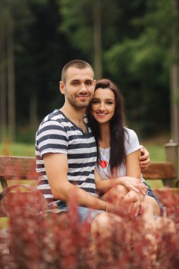 Bir adam ve bir kız birbirlerine bankta oturur ve romantik bir atmosfer keyfini çıkarın