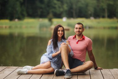 Bir adam ve bir kız romantik bir atmosferde, iskele oturur hoşlanıyoruz