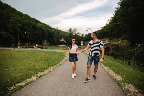 Hermosa pareja caminando en el parque cerca del lago — Foto de Stock