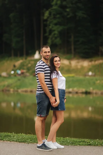 Séta a parkban, a tó közelében, gyönyörű pár — Stock Fotó