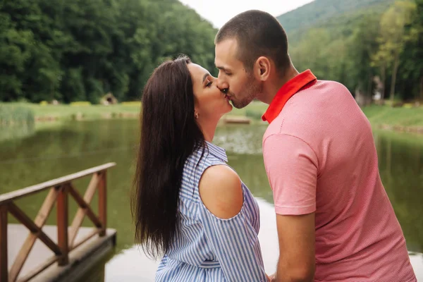 Nádherný pár v parku u jezera — Stock fotografie