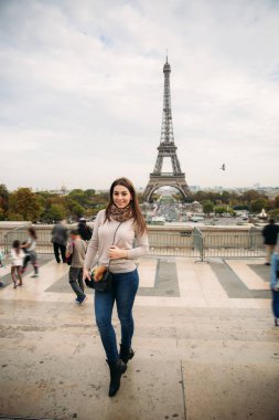 Çekici genç bayan paris merkezinde hazır. Eyfel Kulesi arka plan. Seyahat