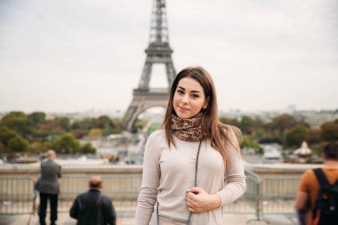 Çekici genç bayan paris merkezinde hazır. Eyfel Kulesi arka plan. Seyahat
