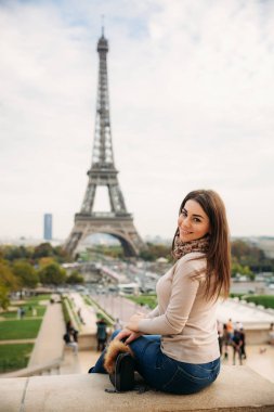 Eifel havlu karşı sınırında güzel Bayan sist. Bayan gülümseme ve iyi eğlenceler.