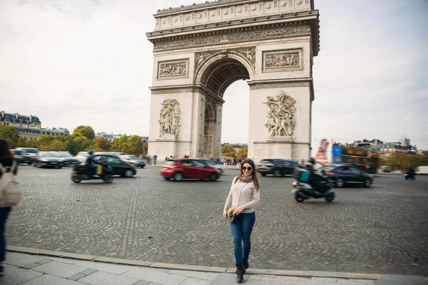 Fille est debout soigné l'arc de triomphe — Photo