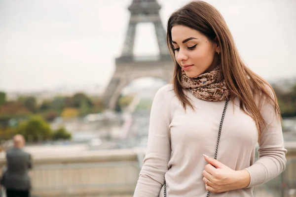 Uma jovem atraente fica no centro de Paris. Fundo da Torre Eiffel. Viagens — Fotografia de Stock