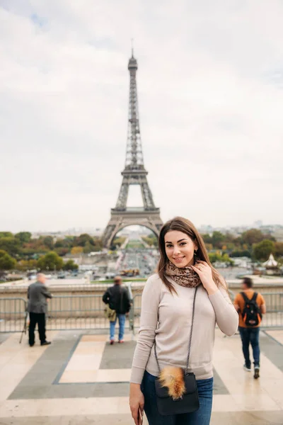 Vonzó fiatal hölgy áll Párizs központjában. Háttérben az eiffel-torony. Utazás — Stock Fotó