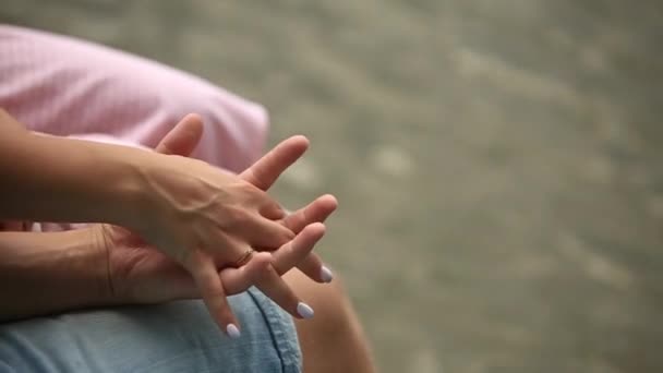 El hombre toma la mano de Ladys con anillo de compromiso. Fondo del lago — Vídeos de Stock