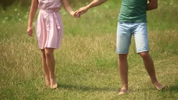 Hermosa pareja baila en el campo. disfrutar el uno del otro y sonreír. Tiempo de verano. Atmósfera romántica. cámara lenta — Vídeo de stock