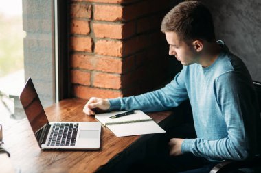 Öğrenci çalışma ve bir şey not defterinde bir kafe ve yazma kahve içme. Bir sınav için hazırlanın