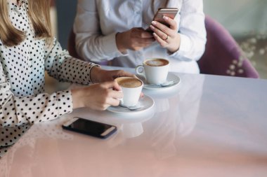 kızlar onların iş kahve ve sohbet için mola