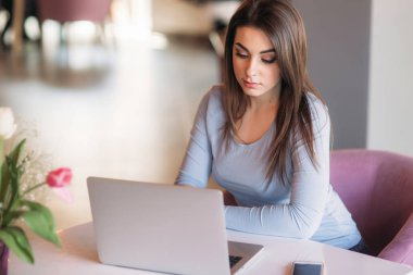 onu laptop restoranda çalışan esmer kadın