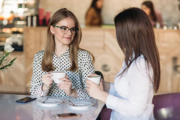 Mädchen nutzen ihre Arbeitspause, um Kaffee zu trinken und zu plaudern — Stockfoto