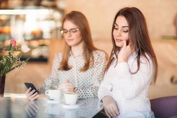 Geschäftsfrau telefoniert im Café. — Stockfoto