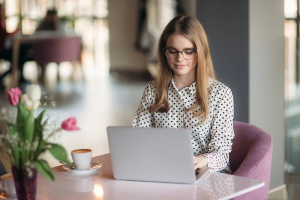 Genç kız programer kafede dizüstü bilgisayar ve telefon kullanın. çalışma öğrenci