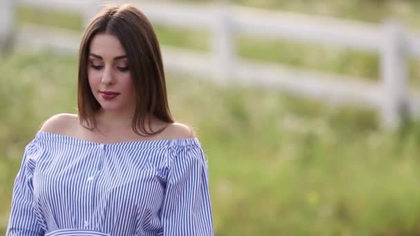 Zblízka pohled krásná těhotná žena v modrých šatech chůzi slyšet na farmě. Nadšení a úsměv Zpomalený pohyb — Stock video