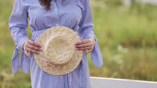 Беременная женщина в синем платье держала трикотаж в руках — стоковое видео