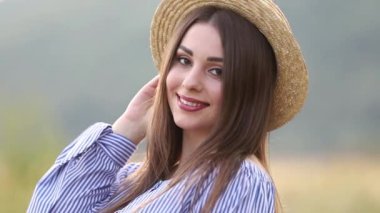 Perdesi örgü şapkalı güzel günün bakış. Kamera için Bayan gülümseme. ağır çekim