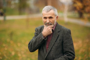 Su kuyusu-damat gri saçlı sakallı yakışıklı ihtiyar