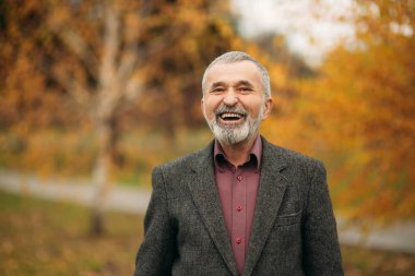 Su kuyusu-damat gri saçlı sakallı yakışıklı ihtiyar. Gülümse ve iyi eğlenceler