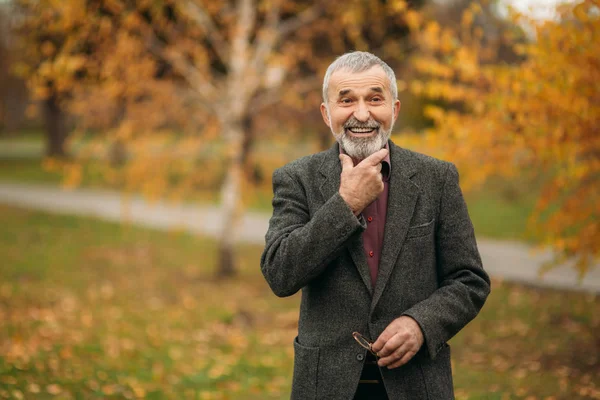 Beau vieil homme à la barbe grise bien soignée. surpris — Photo